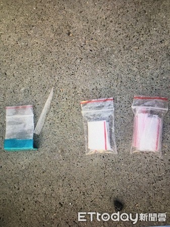 ▲▼員警自手機旅充盒搜出４包海洛英毒品。（圖／中壢警分局提供）