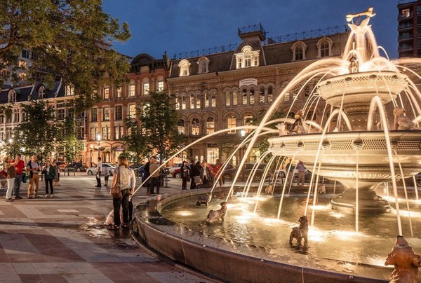 ▲▼ 加拿大多倫多的寵物噴泉 Berczy Park。（圖／海馬老爸的嚐遊日記提供）