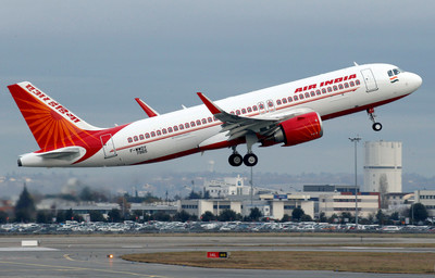 乘客搭機當眾解放！他遭暖流澆淋「尿濕全身」　空服員急打斷