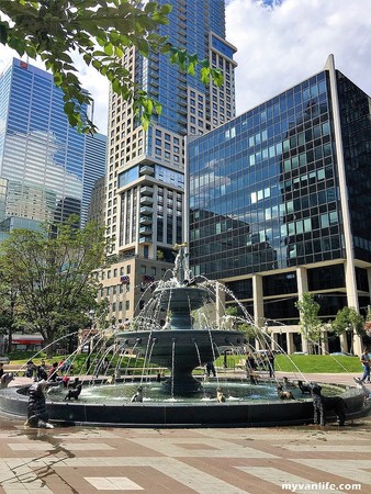 ▲▼ 加拿大多倫多的寵物噴泉 Berczy Park。（圖／海馬老爸的嚐遊日記提供）