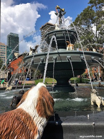 ▲▼ 加拿大多倫多的寵物噴泉 Berczy Park。（圖／海馬老爸的嚐遊日記提供）