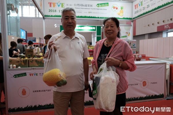 ▲▼2018天津台博會當地消費者購買台灣水果。（圖／記者曾俊豪攝）