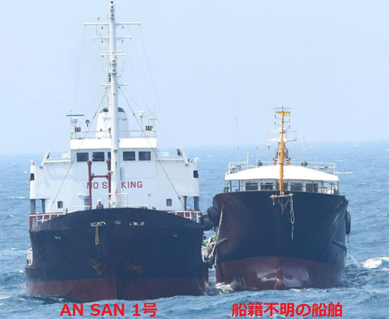 ▲ 日本海上自衛隊船艦再度拍到北韓油輪在公海與其它船隻進行走私交易。（圖／日本防衛省）