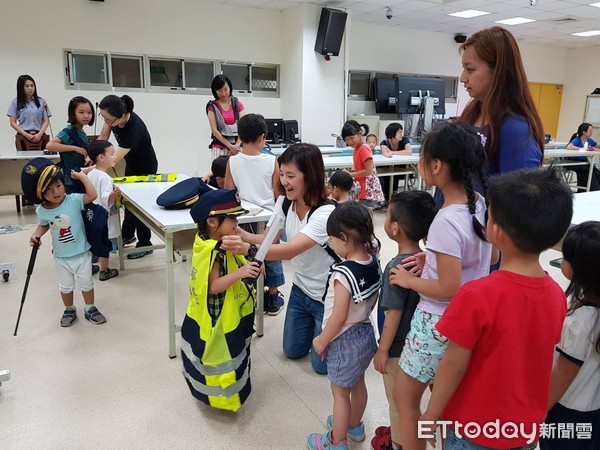 ▲▼新店警分局舉辦「小小警察體驗活動」寓教於樂。（圖／記者林煒傑翻攝）