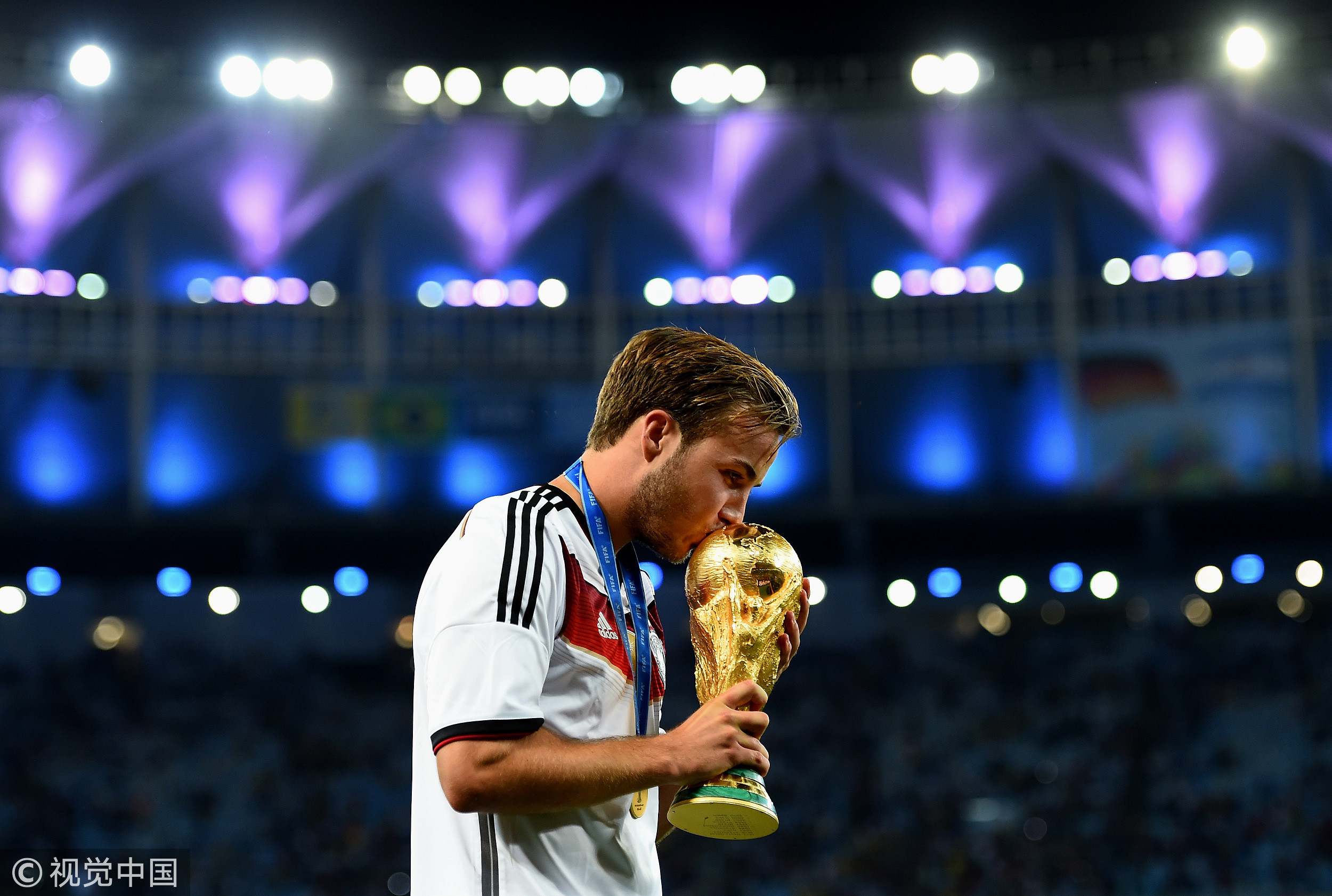 2014世界杯決賽，德國隊員馬里歐格策親吻大力神杯（圖／CFP）