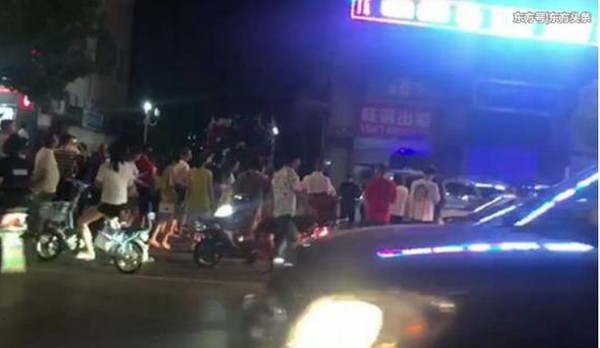 欠債女絕望站21層大樓邊緣　冷血男起鬨：熱死人快跳！（圖／翻攝自大陸微博）