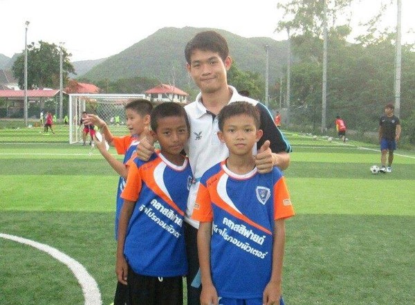 ▲▼ 泰國足球隊教練Ekapol Chanthawong與團員們感情非常好。（圖／翻攝自臉書／ เอกพล จันทะวงษ์）
