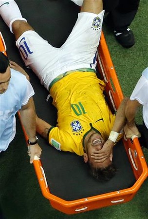 ▲2014年世界盃，內馬爾脊椎受傷遭擔架抬出球場             。（圖／達志影像／美聯社）