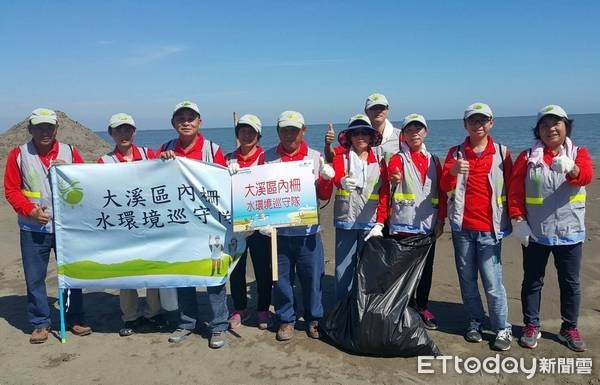 ▲大溪內柵水環境巡守隊默默守護在地環境。（圖／環保局提供）