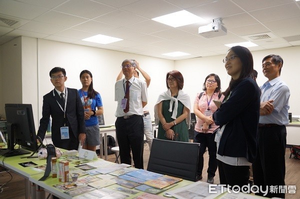 ▲由中央創遊社長介紹台日合作的《鶴鄉戀旅》遊戲內容。（圖／中央大學提供）