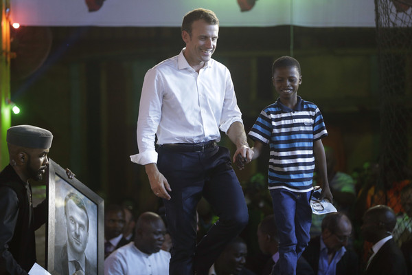 ▲▼法國總統馬克宏（圖左）日前出訪奈及利亞時，遇到年僅11歲的小畫家奧拉米萊坎（圖右）。（圖／達志影像／美聯社）