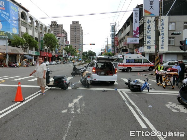 ▲▼台中市潭子區中山路、中興路發生轎車衝撞待轉區7輛機車的事故。（圖／記者李忠憲翻攝）