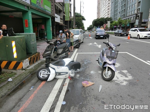 ▲▼台中市潭子區中山路、中興路發生轎車衝撞待轉區7輛機車的事故。（圖／記者李忠憲翻攝）