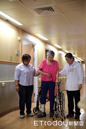 陳金鳳女士因為中風造成無法說話與右半側肢體癱瘓，在陸續接受約20次行走復健機器人復健，目前可以利用拐杖行走約300公尺。（圖／花蓮慈濟醫院提供）
