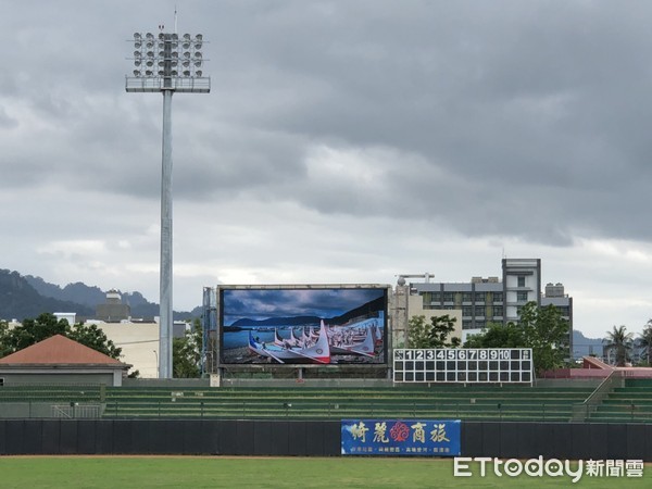 台東棒球村第一棒球場7日晚間辦理LED電子計分板啟用儀式，同時舉行東岸聯盟棒球邀請賽夜間開幕賽。（圖／台東縣政府提供）