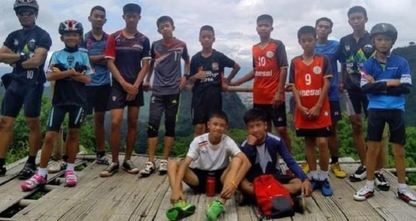 ▲泰國少年足球隊的教練艾卡波(左)。(圖／翻攝自YouTube,臉書)