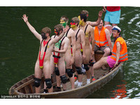 【裸體划船】當地時間2012年6月7日，德國Tuebingen，參賽者近乎全裸參加傳統平底船比賽。（圖／東方IC）