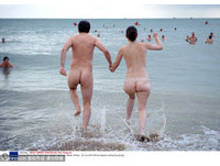 【裸體游泳】當地時間2012年6月24日，英國威爾斯Swansea，民眾下海裸泳為慈善助陣。（圖／東方IC）
