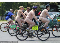 【裸騎自行車】當地時間2013年6月15日，加拿大多倫多，民眾參加裸騎運動，抗議開汽車外出。（圖／東方IC）