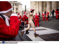 【裸奔】當地時間2012年12月15日，英國倫敦，聖誕老人快閃活動期間，一名裸奔牛仔現身。（圖／東方IC）
