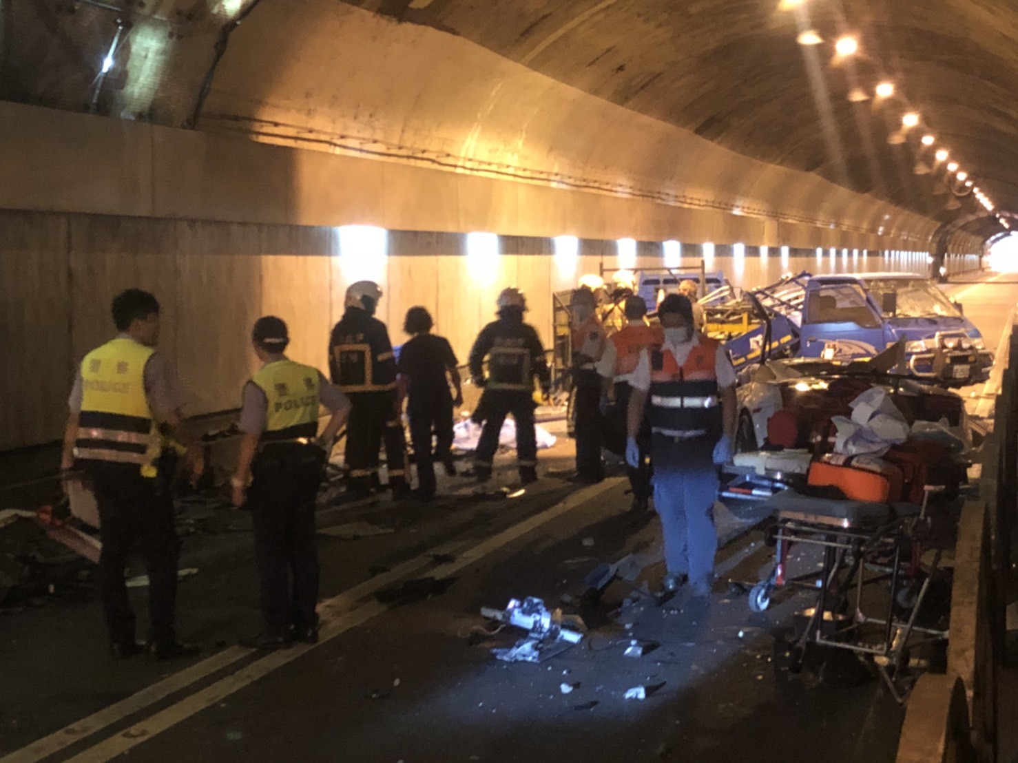 ▲▼(有碼版)台北市大直隧道內藍寶堅尼死亡車禍，藍寶堅尼撞工程車，2人死亡。（圖／記者趙永博攝）