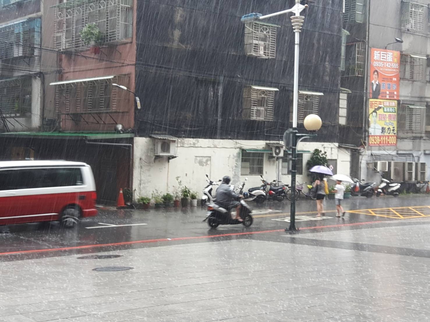 ▲板橋市區下起大雨。（圖／記者周佩虹攝）