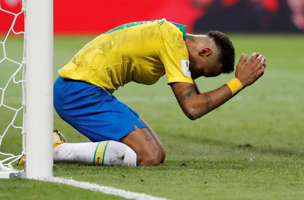 ▲2018世足賽, 巴西內馬爾(Neymar)輸球後跪地畫面（圖／路透社）