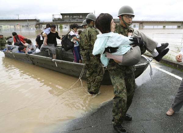 ▲▼日本,日本大雨,日本豪雨,土石流,廣島,民房倒塌,自衛隊。（圖／路透社）