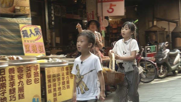 ▲▼蔣偉文父子、陳立芹母女。（圖／中天提供）