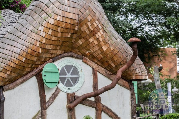 屋頂使用上萬個木片創造出「童話屋」的優美弧形。