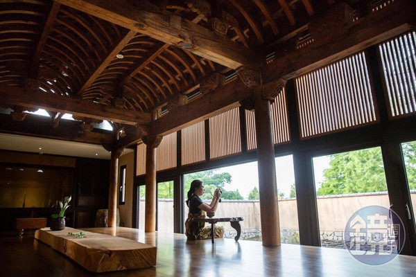 「何留」的茶庭，木結構來自安徽老宅，一柱一梁原樣修復而成。