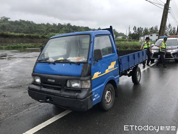 台東鹿野分駐所員警尾隨突然遁入小巷的小貨車，查出竟是失竊贜車，曾姓駕駛説詞反覆，被警方依竊盜罪嫌函送偵辦。（圖／台東縣警察局提供）