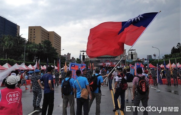 ▲大國旗、國旗裝及迷彩服是參加台灣軍政府活動必要的服裝（圖／記者林健華攝）
