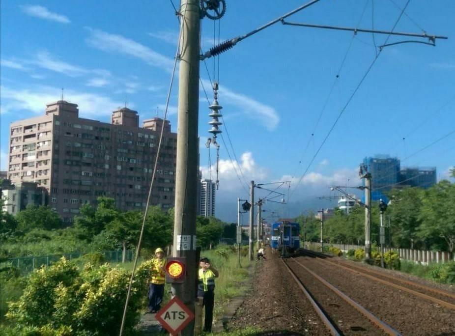 ▲台鐵電車線斷100公尺，3千旅客行程受影響。（圖／台鐵提供）