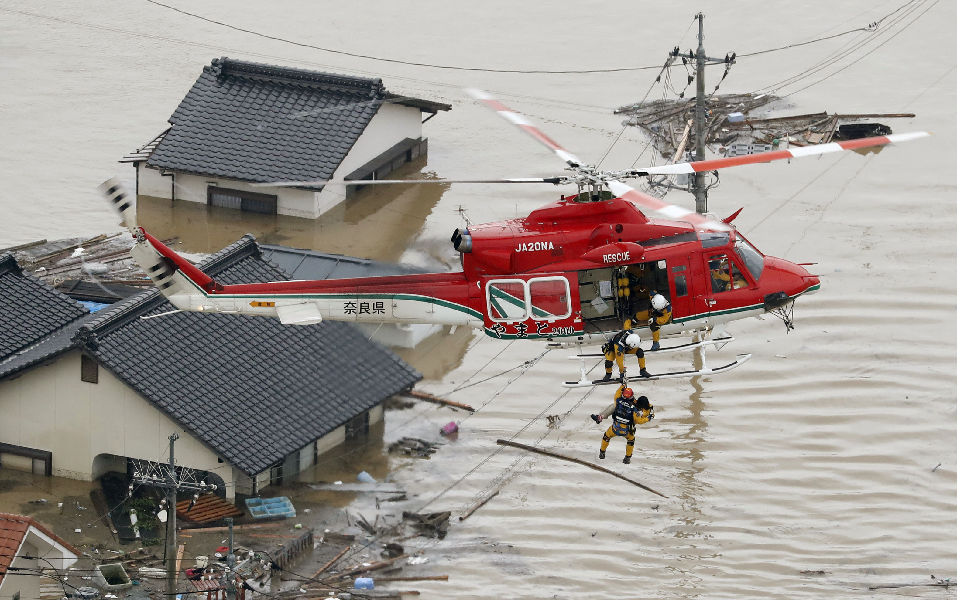 ▲▼洪水徹底淹沒倉敷　民眾孤苦待救受困屋頂。日本大雨,豪雨,倉敷,岡山（圖／路透社）