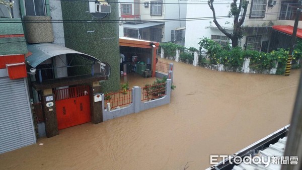 艾利颱風環流挾帶豐沛的雨量，台東市多處淹水（圖/民眾提供）