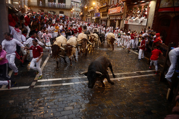 ▲▼西班牙潘普隆納（Pamplona）奔牛節。（圖／路透社）