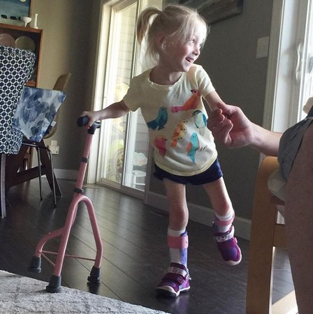 ▲▼「我能走路了！」4歲腦癱女孩瑪雅（Maya Tisdale）奇蹟擺脫助行器。（圖／翻攝自IG／mightymissmaya）
