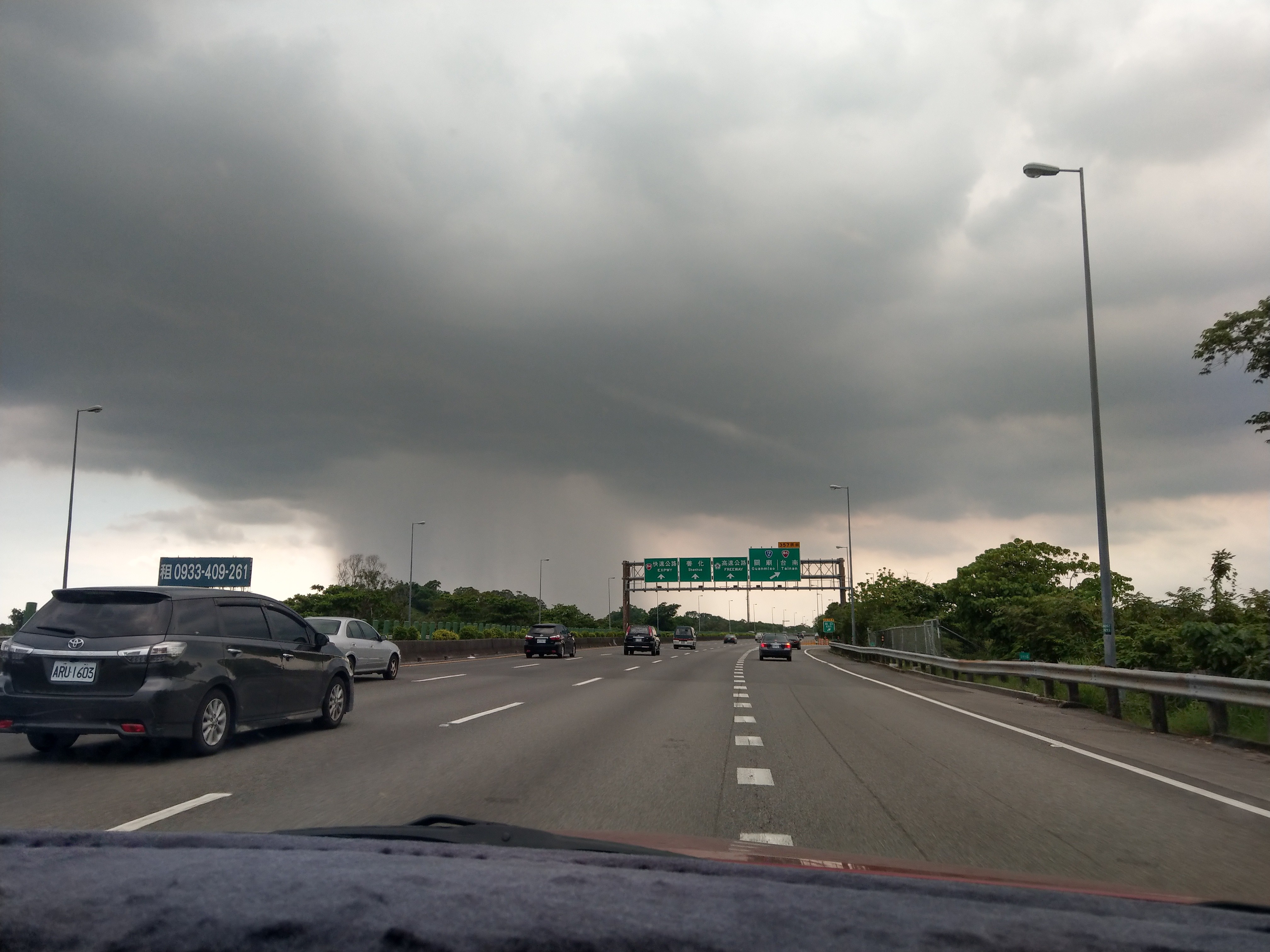 ▲民眾在台南關廟拍到雨瀑。（圖／網友楊樹華提供，請勿隨意翻拍，以免侵權。）