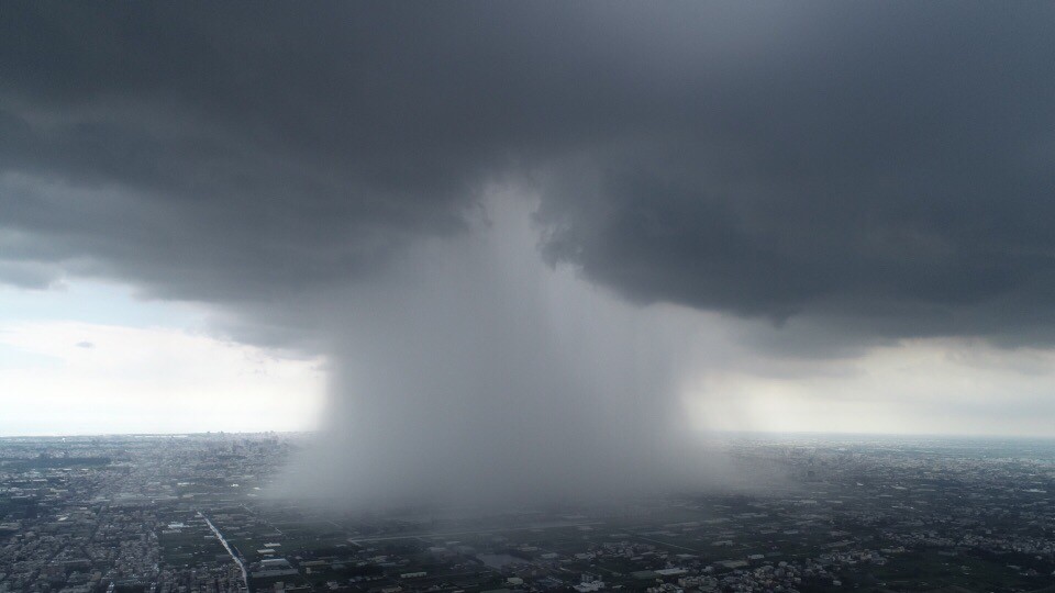 ▲民眾在台南關廟拍到雨瀑。（圖／網友楊樹華提供，請勿隨意翻拍，以免侵權。）