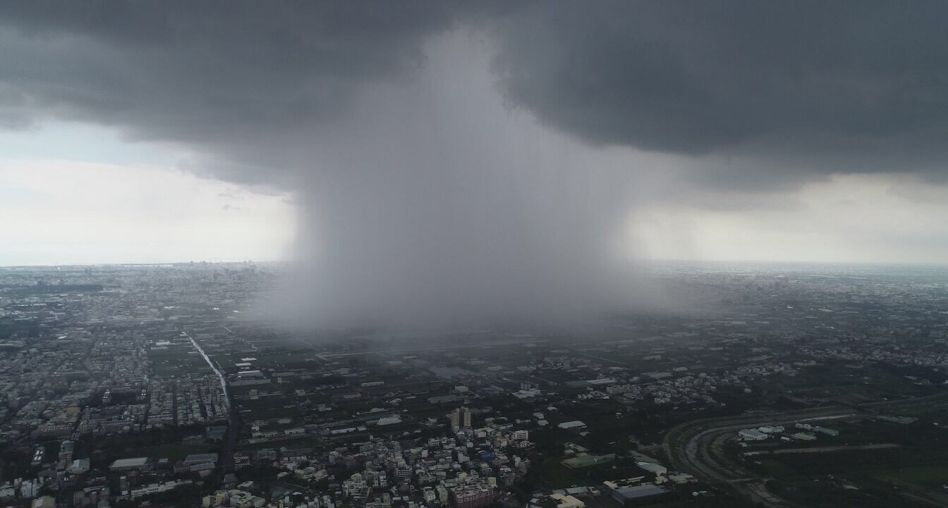 ▲民眾在台南關廟拍到雨瀑。（圖／網友楊樹華提供，請勿隨意翻拍，以免侵權。）