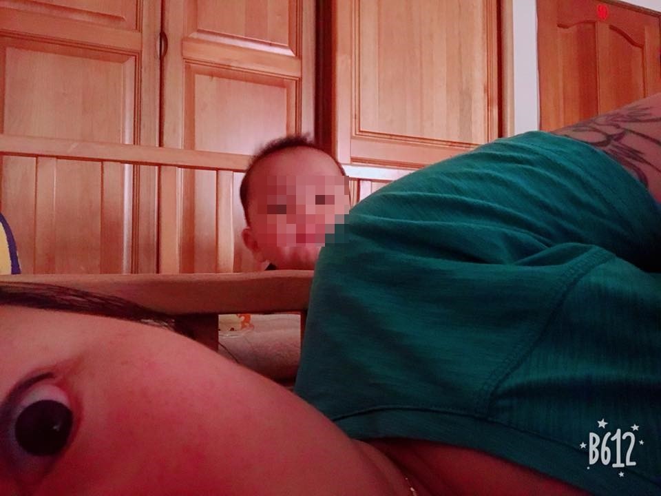 ▲媽媽發現寶寶醒來了，正在後面看著她，「不能轉過去對上眼！」（圖／翻攝自爆廢公社）