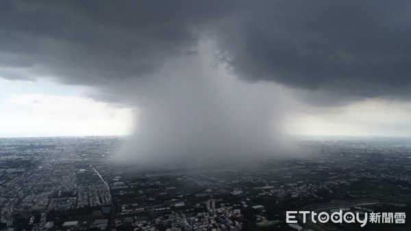 ▲民眾在台南關廟拍到雨瀑。（圖／網友楊樹華提供，請勿隨意翻拍，以免侵權。）