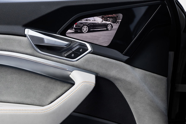 ▲奧迪e-tron原型車內裝首度曝光　電子後視鏡降低風阻更節能。（圖／Audi提供）