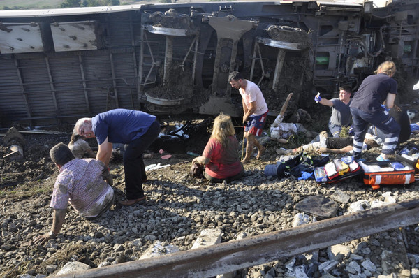 ▲▼土耳其發生火車出軌意外，造成10人死亡。（圖／路透社）