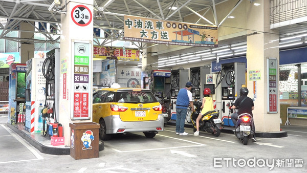 ▲台灣中油宣佈下周柴油價格自明日起調降0.1元，想加油的民眾不妨明天再上路。（圖／記者何雨忠攝）