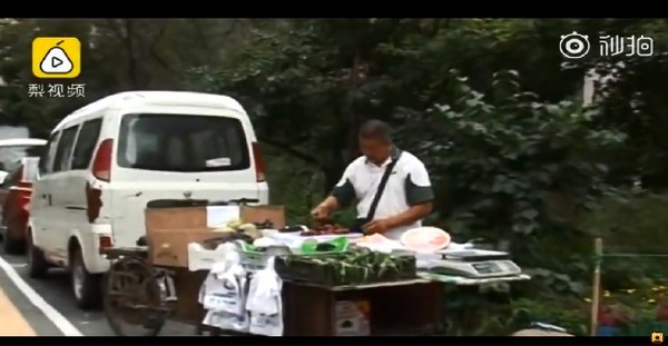 ▲▼買葡萄錯付錢             。（圖／翻攝自梨視頻）