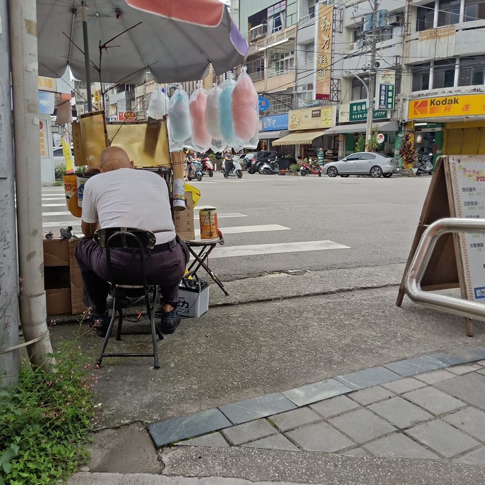 ▲▼台中東勢一名棉花糖阿伯，擺攤已經30年，卻被檢舉開罰單。（圖／網友呂小姐提供，請勿隨意翻拍，以免侵權。）