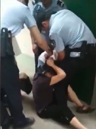 惡劣童為「玩具」抓狂暴力扯髮　差點撕裂奶奶頭皮。（圖／翻攝自大陸一手video的秒拍）