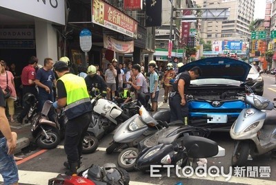 ▲▼中和休旅車撞倒10機車，釀4傷意外。（圖／記者陳豐德攝）